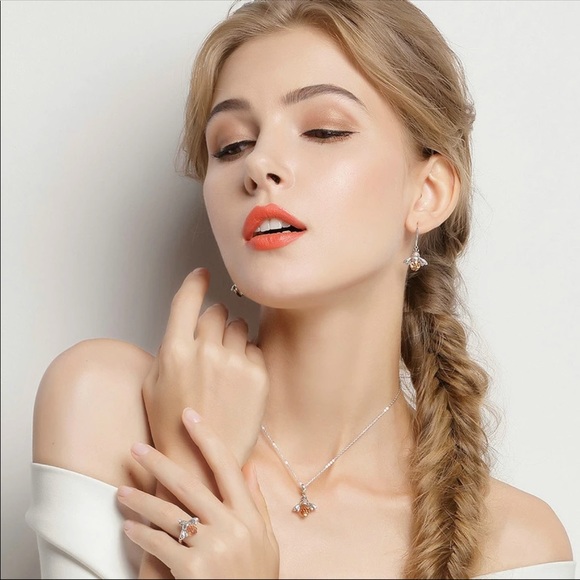 5โญ๏ธ Best Seller! ๐ Sterling Silver Bee Necklace - Picture 3 of 4